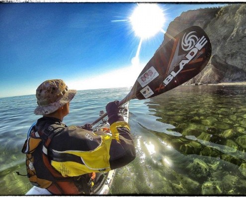 Marc en kayak au rocher percé