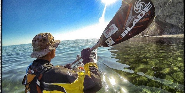 Marc en kayak au rocher percé